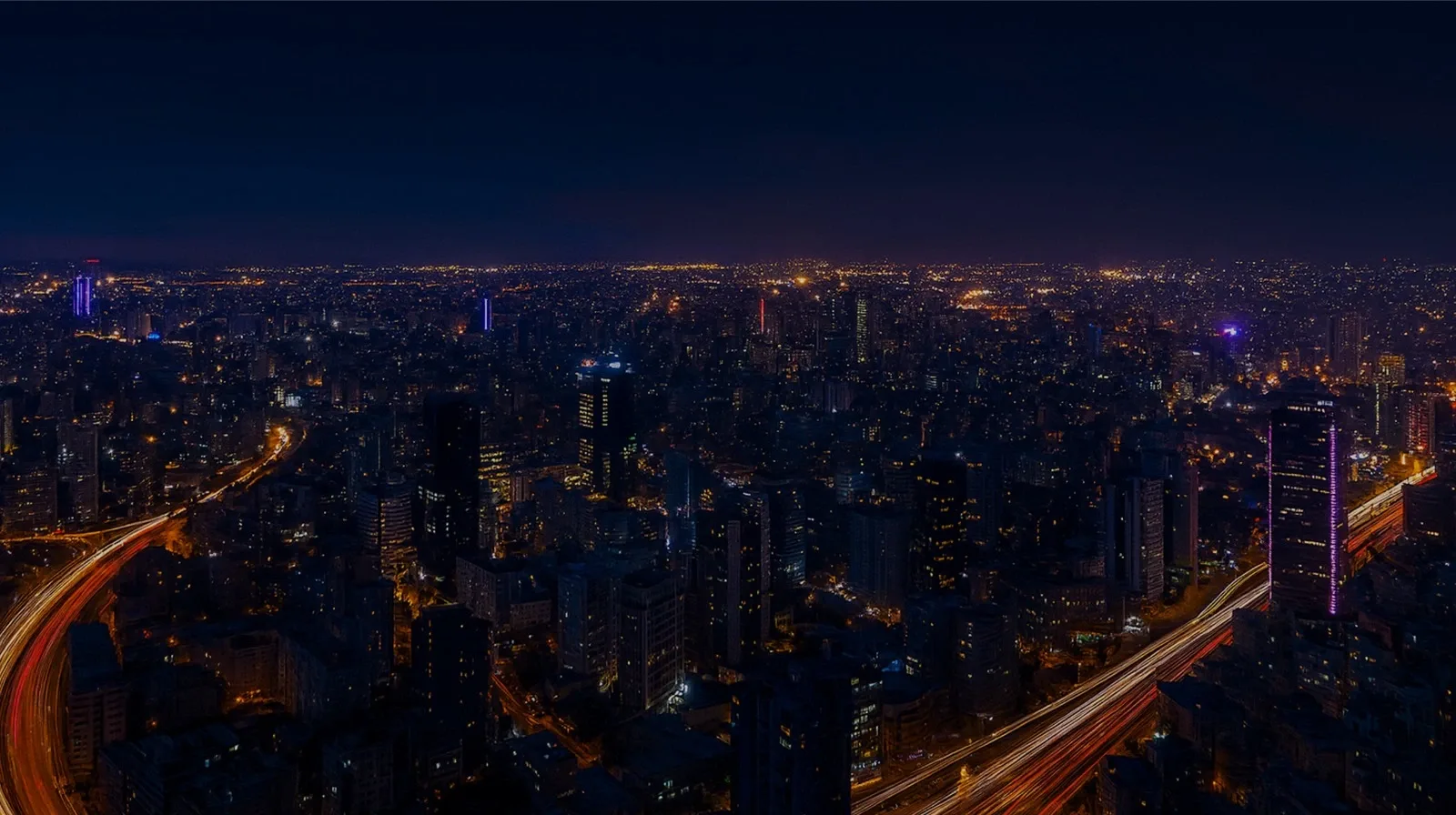 Vista aérea de cidade à noite