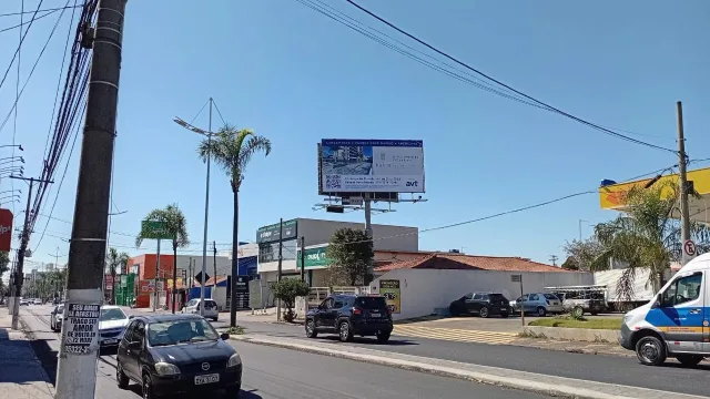 Frontlight da Ideal OOH em via de grande fluxo