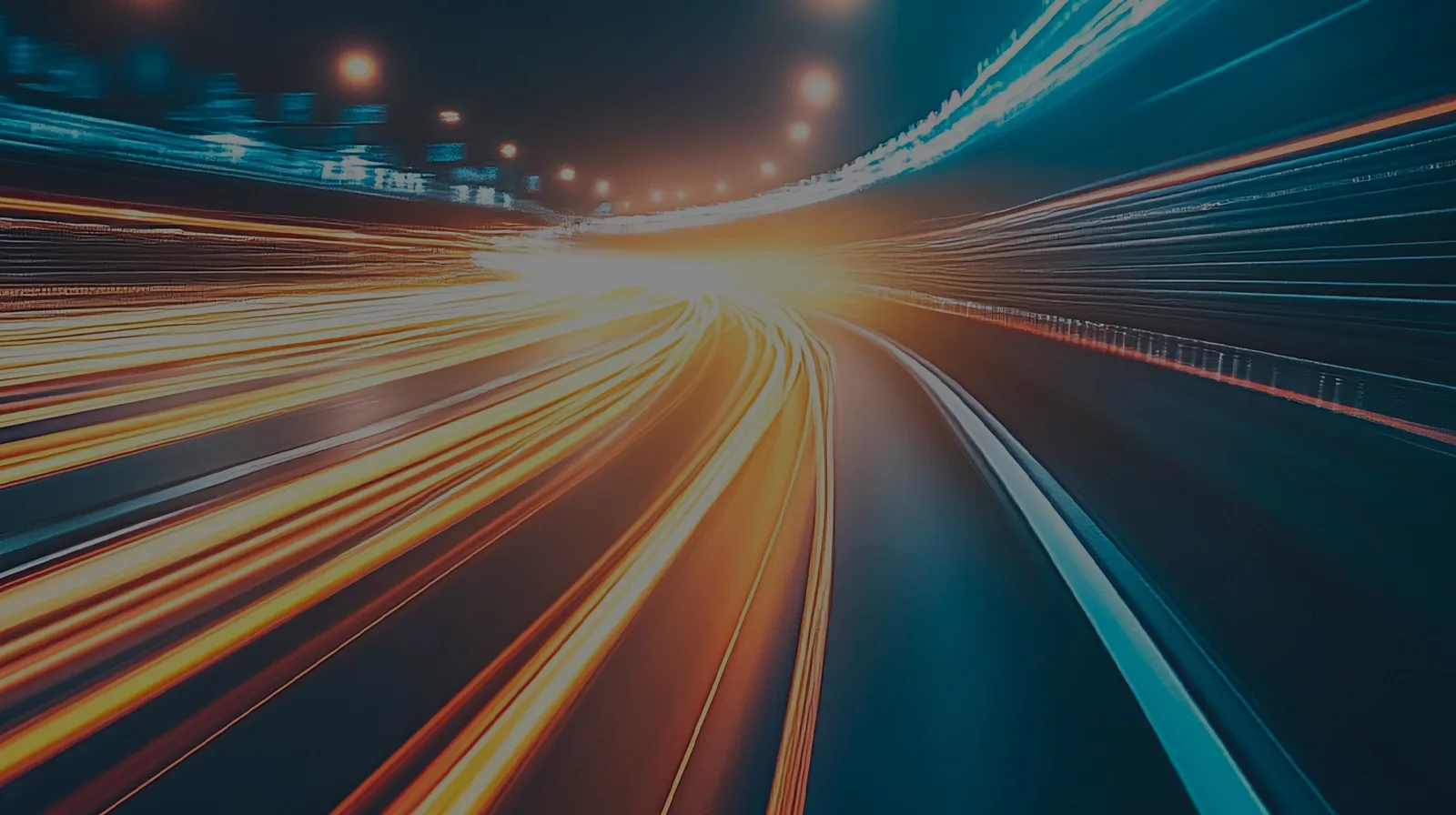 Luzes de carros em movimento numa avenida à noite